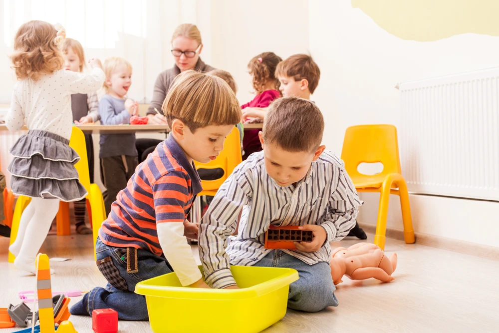 bawiące się dzieci